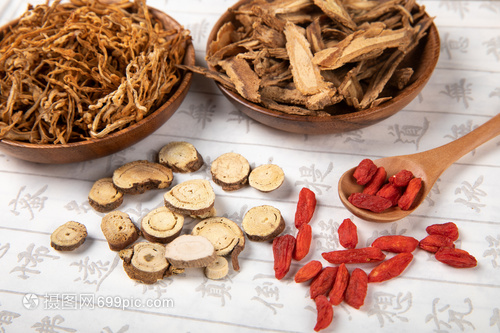 现代家庭的中西交融 传统中药材与智能家用电器的巧妙结合